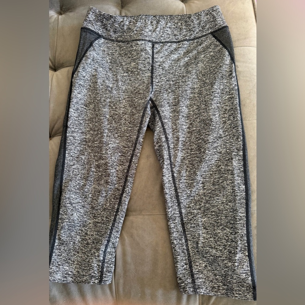 oiselle Heathered Black & White Performance knee length leggings